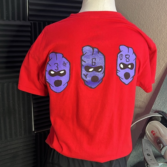 Red fashion graphic tee - Picture 2 of 2